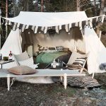 Feldbett und Stühle vor eingerichtetem … – Bild kaufen – 12454501 ❘ living4media