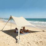 Cuupo Strandzelt 2x2.1 m Pop Up LSF 50 Sonnenschutz, Anti Wind Strandmuschel mit Eisen Stabilitätsstangen Sandsäcke Tragbarer Sonnenschutz Strand Hinterhof Camping Reise Koffertauglich Khaki Streifen : Amazon.de: Sport & Freizeit