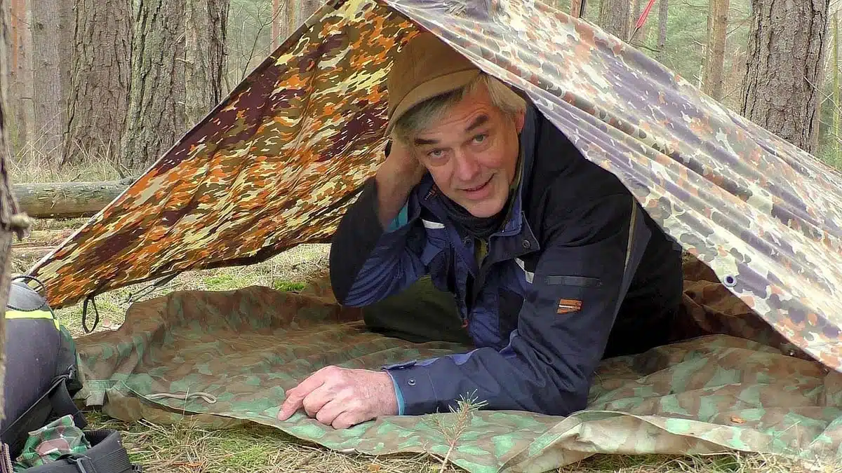 tarp-zelt-912jqm.webp Tarp: Definition, Aufbau & Vorteile beim Campen – Bild 1
