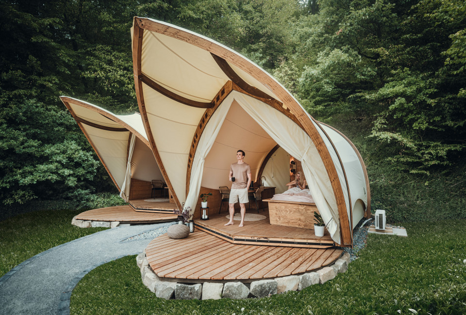 zelt-kaufen-537cbv-1.jpg Glamping Zelt kaufen Hersteller STROHBOID Nachhaltiges Luxus Zelt – Bild 1