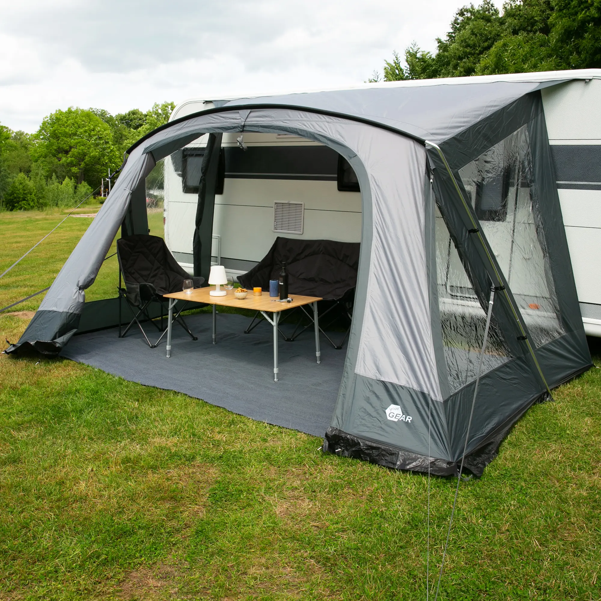 zelt-mit-vorzelt-347pkt.webp your GEAR Vorzelt Positano 400 Wohnwagenvorzelt mit 4 Fenstern und großer Tür. UV 50+ Caravan Zelt – Bild 1