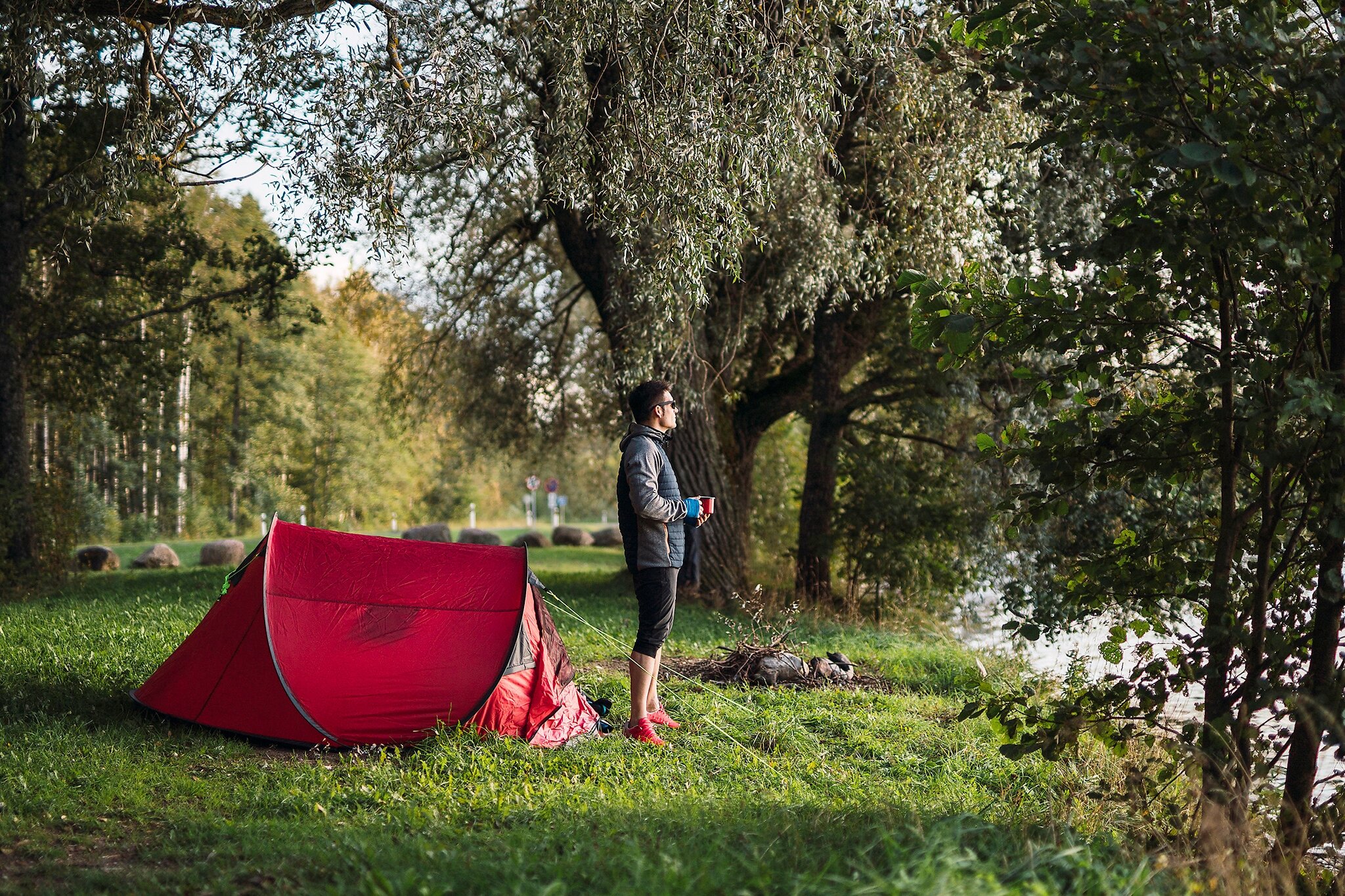 zelten-447evw-1.jpg Zelt und Wohnmobil in Europa: Wo wildes Campen erlaubt ist | Stiftung Warentest – Bild 1