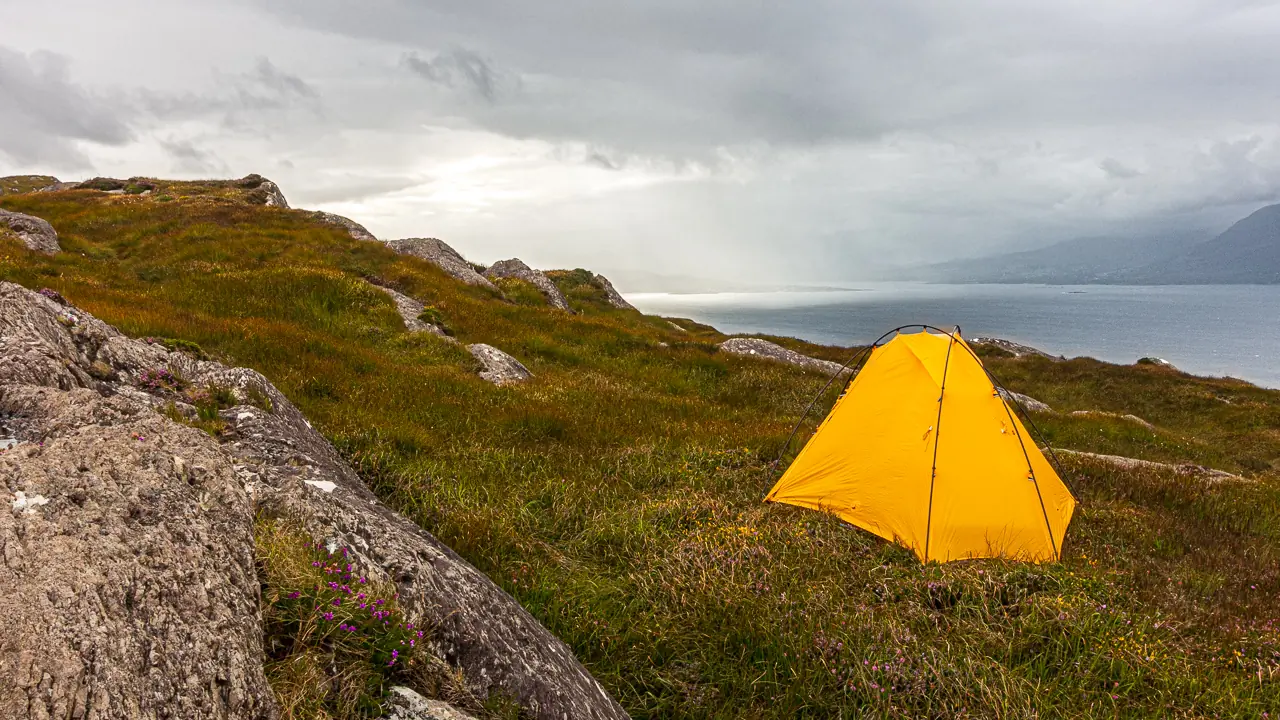 zelten-856syc.webp Jedermannsrecht und Wildcampen in Europa was ist erlaubt? – Bild 1